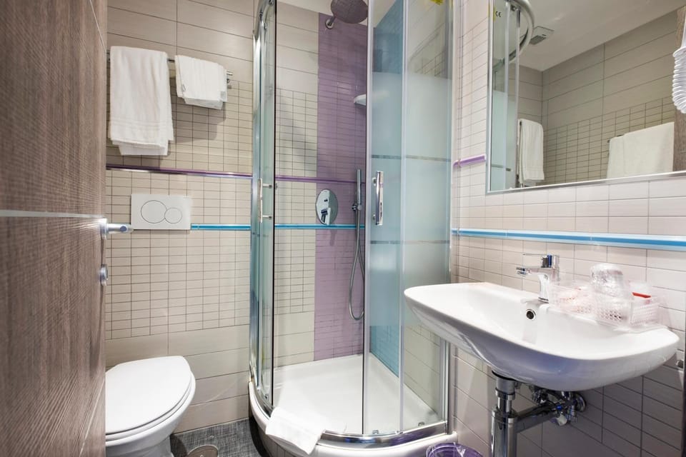 Shower, rainfall showerhead, free toiletries, hair dryer
