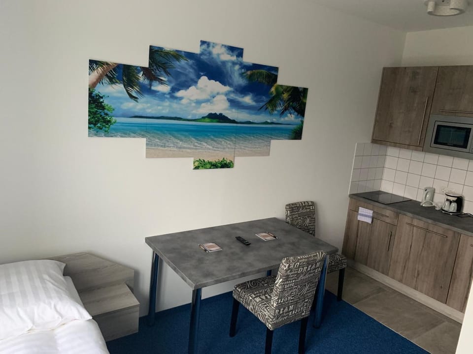 Desk, soundproofing, WiFi (free), bed sheets