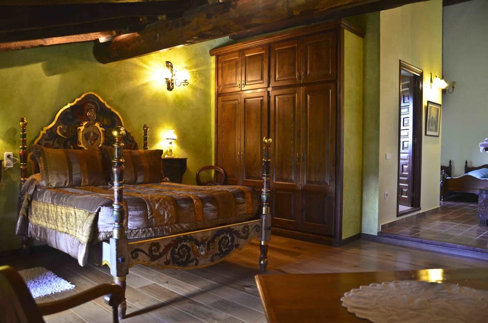 Family Quadruple Room, 1 Bedroom, Private Bathroom (Fonoll) | Individually decorated, individually furnished, laptop workspace