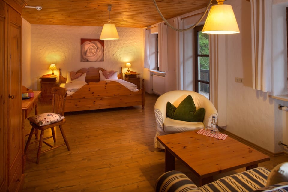 Comfort Room | Premium bedding, individually decorated, individually furnished, desk