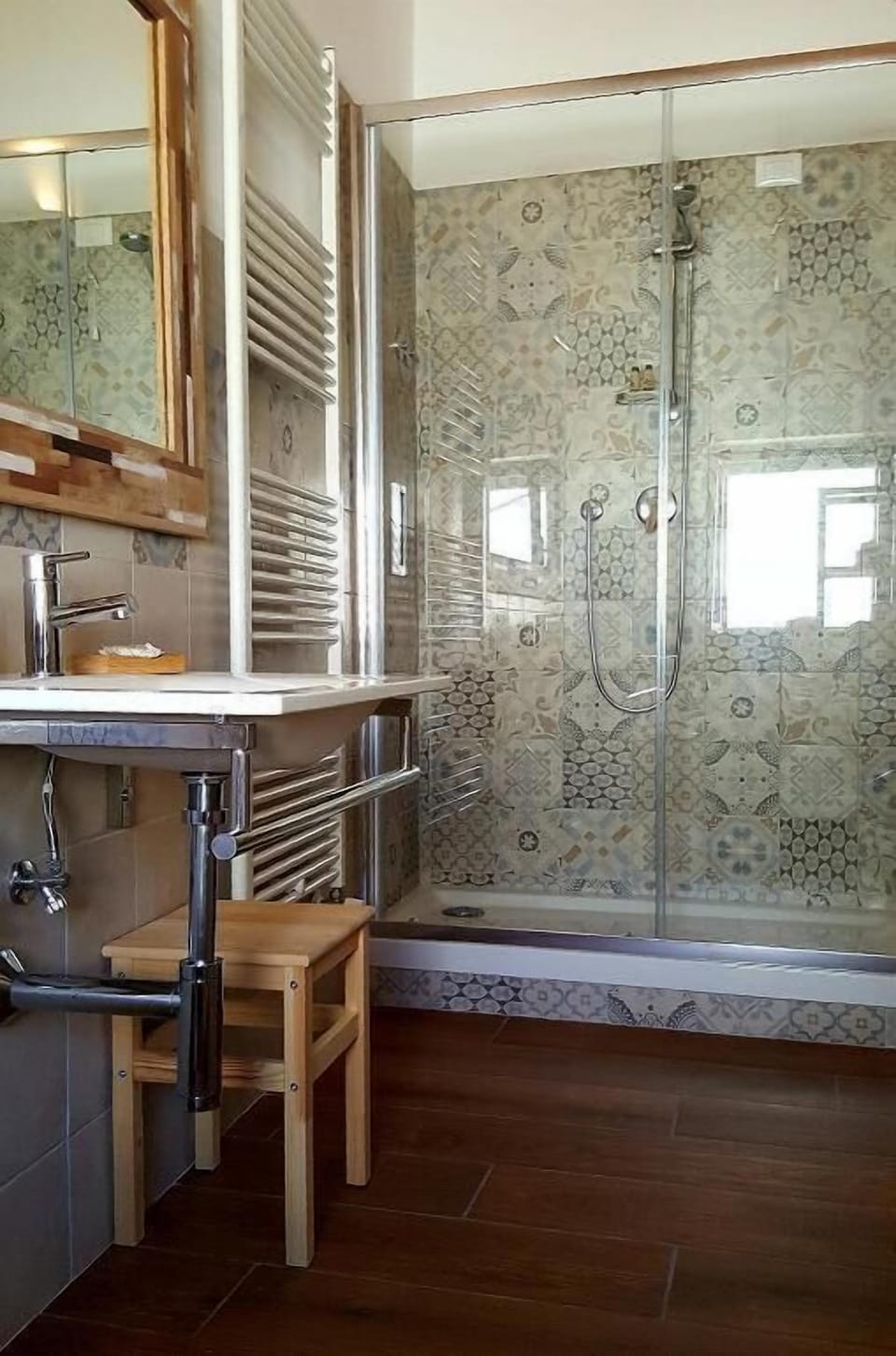 Shower, free toiletries, hair dryer, bidet