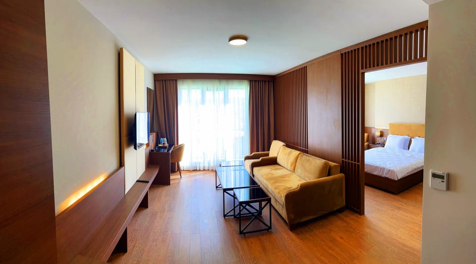 Egyptian cotton sheets, premium bedding, minibar (free items), desk