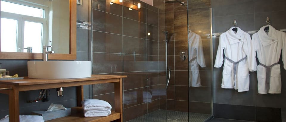 Deluxe Double Room (Ca' d'Oro) | Bathroom | Shower, hair dryer, bathrobes, towels