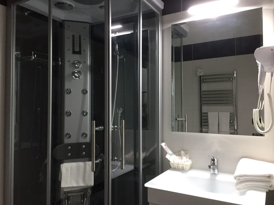 Double Room, Balcony | Bathroom | Shower, hydromassage showerhead, free toiletries, hair dryer