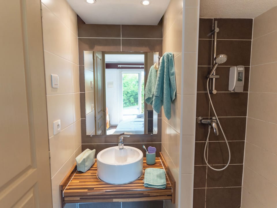 Shower, towels