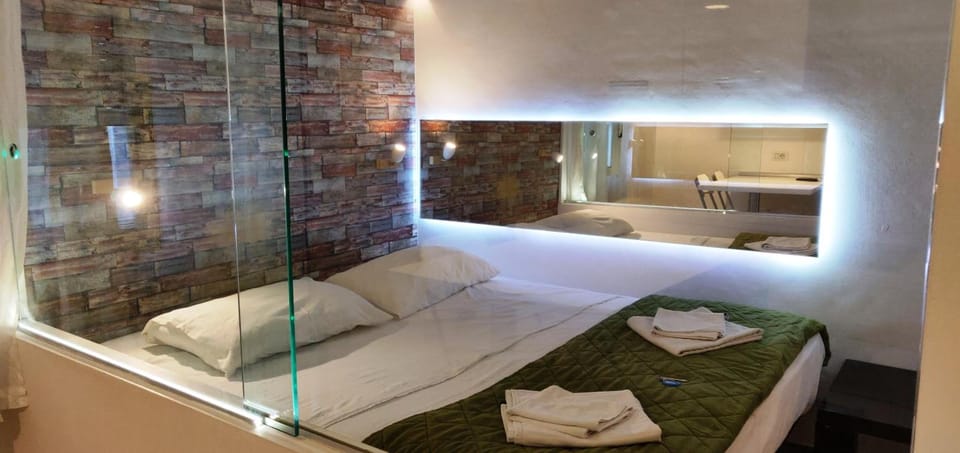 Studio | In-room safe, blackout drapes, soundproofing, WiFi (free)