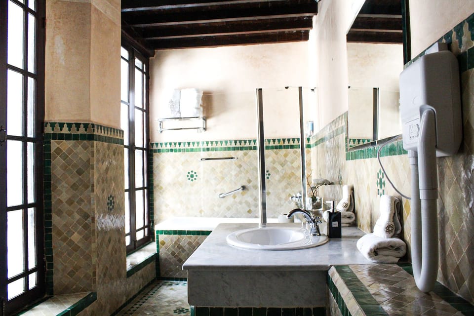 Signature Suite, Multiple Beds, Non Smoking, Courtyard View | Bathroom | Free toiletries, hair dryer, towels