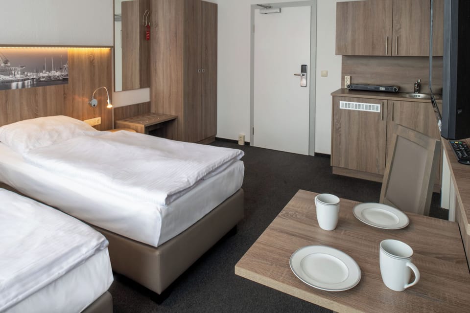Comfort Twin Room | Private kitchen | Fridge, coffee/tea maker, electric kettle, cookware/dishes/utensils
