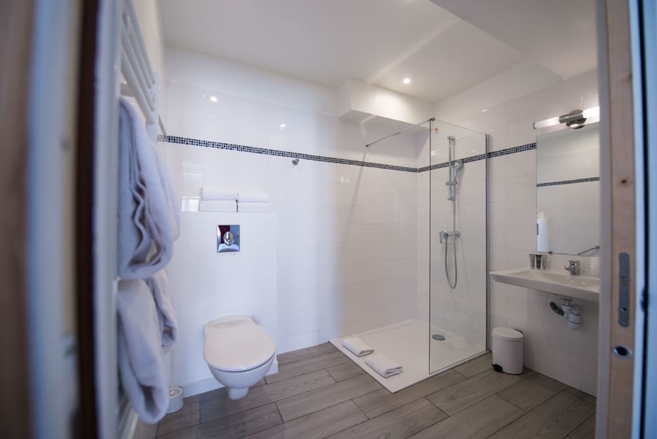 Family Quadruple Room | Bathroom | Shower, hair dryer, towels