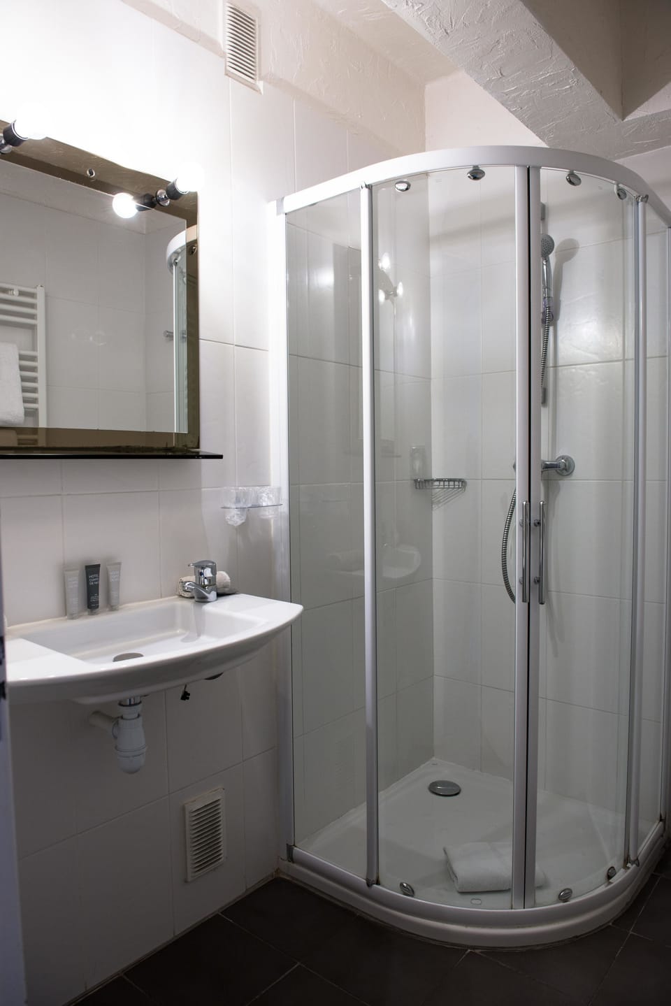 Comfort Twin Room | Bathroom | Shower, hair dryer, towels