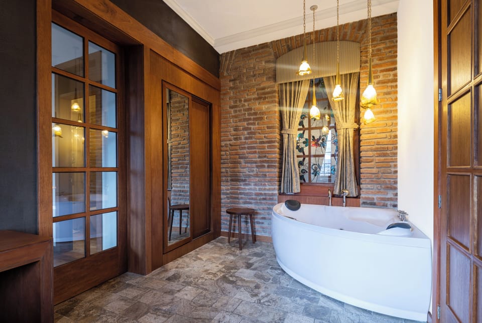 Luxury Room, 1 King Bed, City View | Bathroom | Eco-friendly toiletries, hair dryer, bathrobes, slippers
