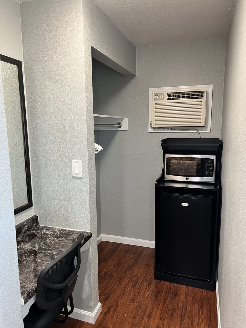 Standard Room, 1 Queen Bed | Individually decorated, individually furnished, desk, iron/ironing board