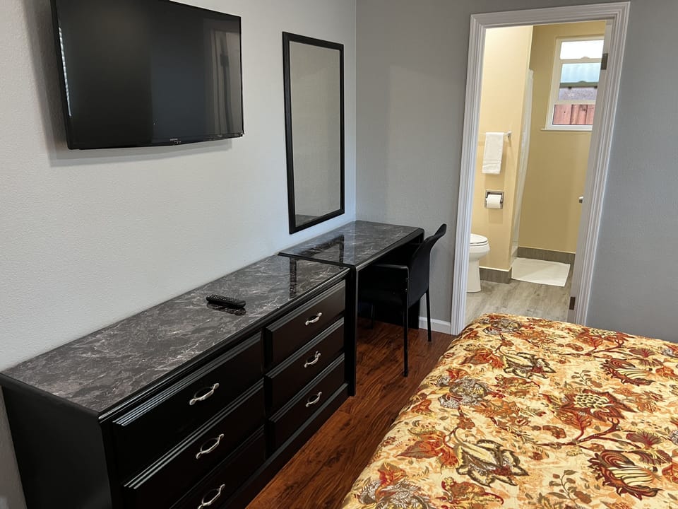 Standard Room, 1 Queen Bed | Individually decorated, individually furnished, desk, iron/ironing board