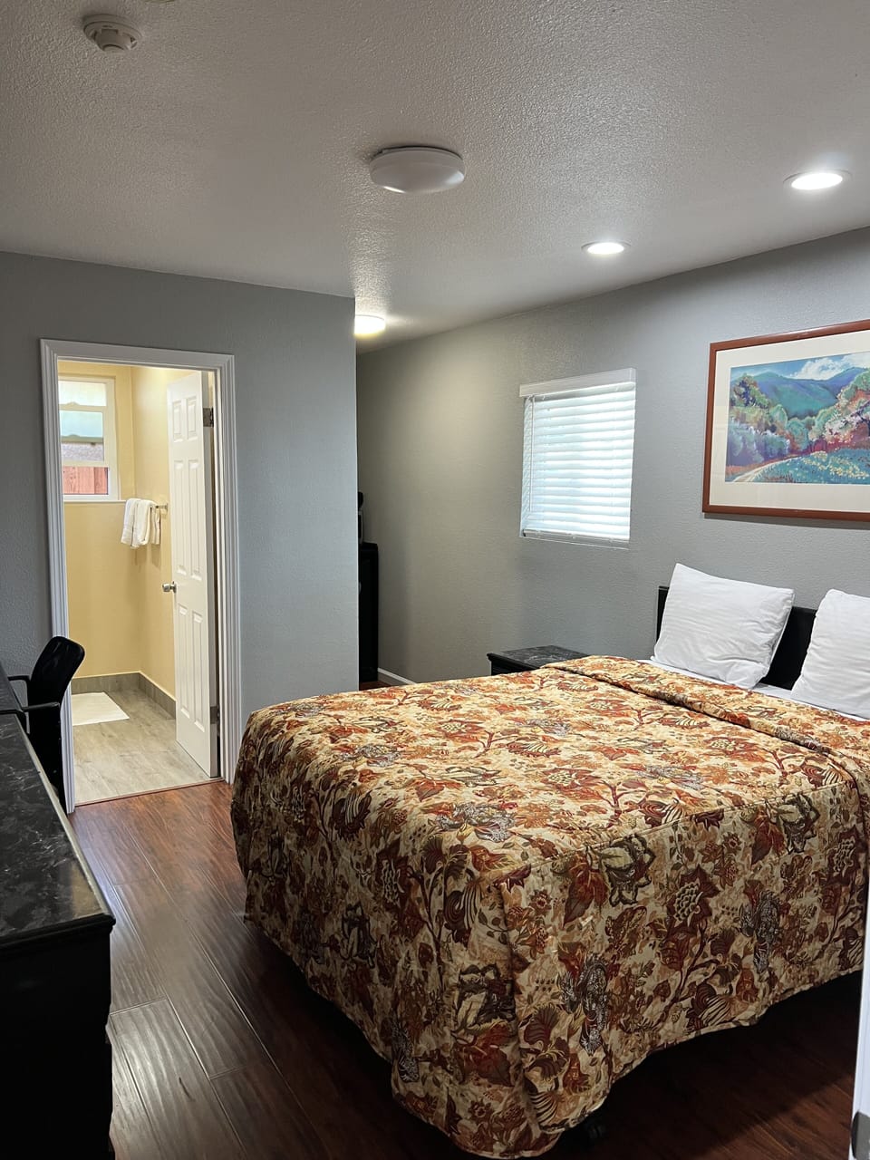 Standard Room, 1 Queen Bed | Individually decorated, individually furnished, desk, iron/ironing board