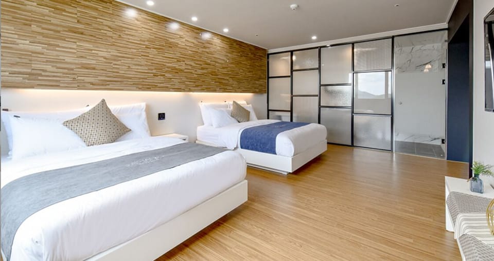 Down comforters, in-room safe, desk, blackout drapes