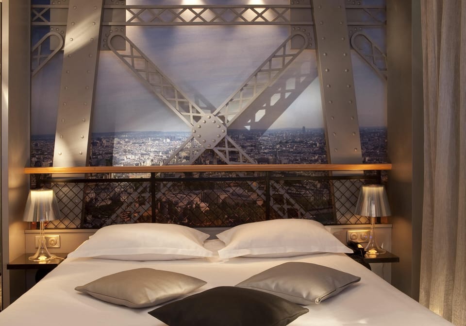 Premium bedding, in-room safe, blackout drapes, soundproofing