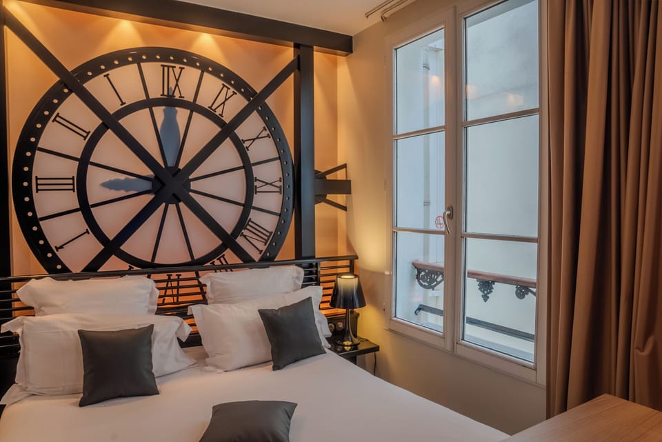 Musee d'Orsay room with Jacuzzi | Street view
