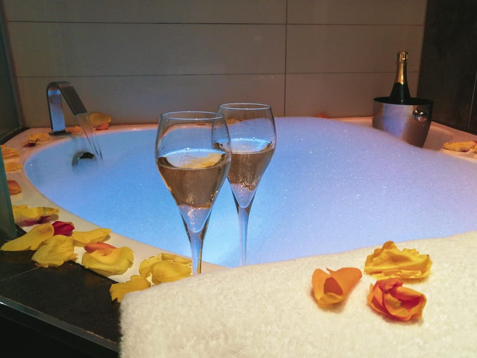 Couples treatment rooms, sauna, hot tub, steam room, body treatments