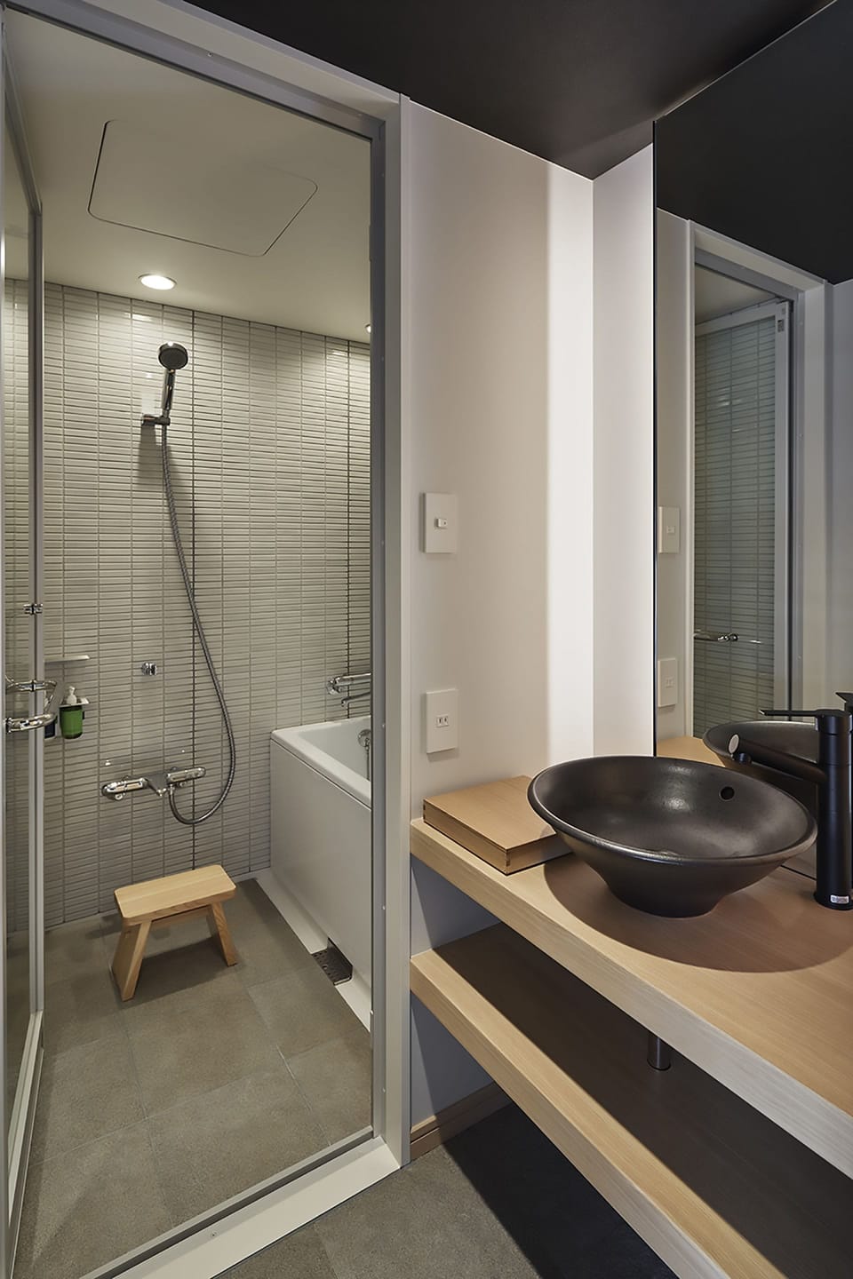 Hair dryer, slippers, bidet, towels