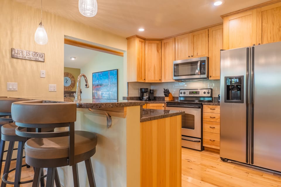 Townhome, 3 Bedrooms | Private kitchen | Fridge, oven, coffee/tea maker, toaster