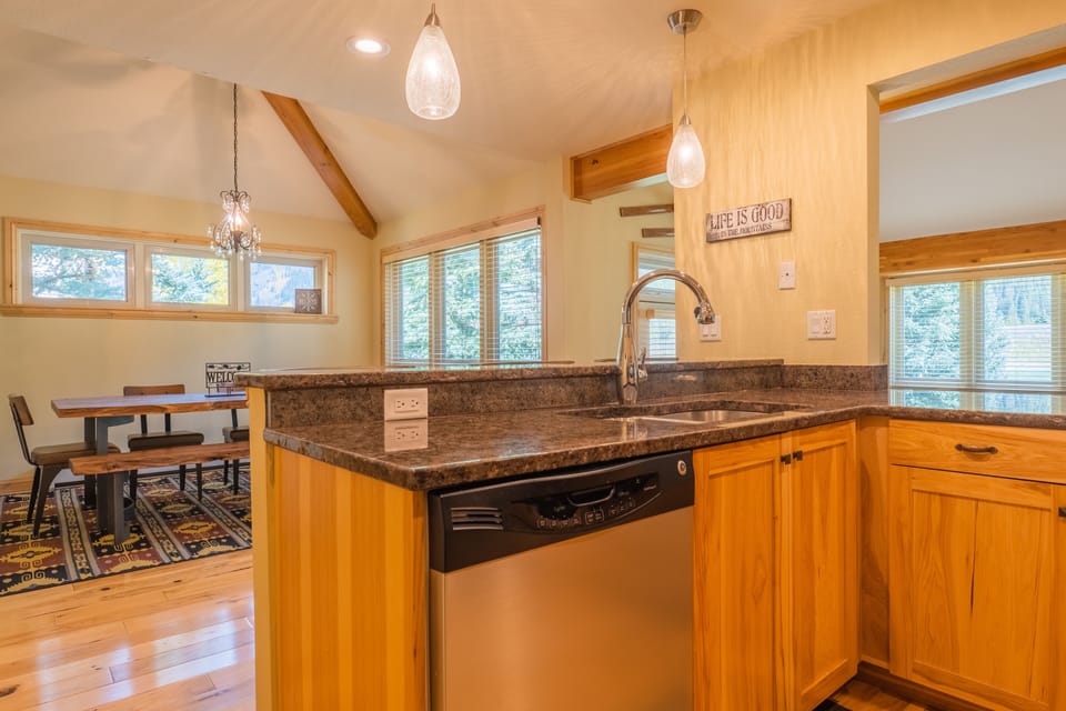 Townhome, 3 Bedrooms | Private kitchen | Fridge, oven, coffee/tea maker, toaster