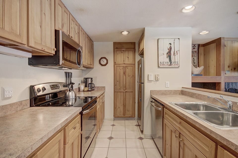 Condo, 2 Bedrooms | Private kitchen | Fridge, microwave, oven, stovetop