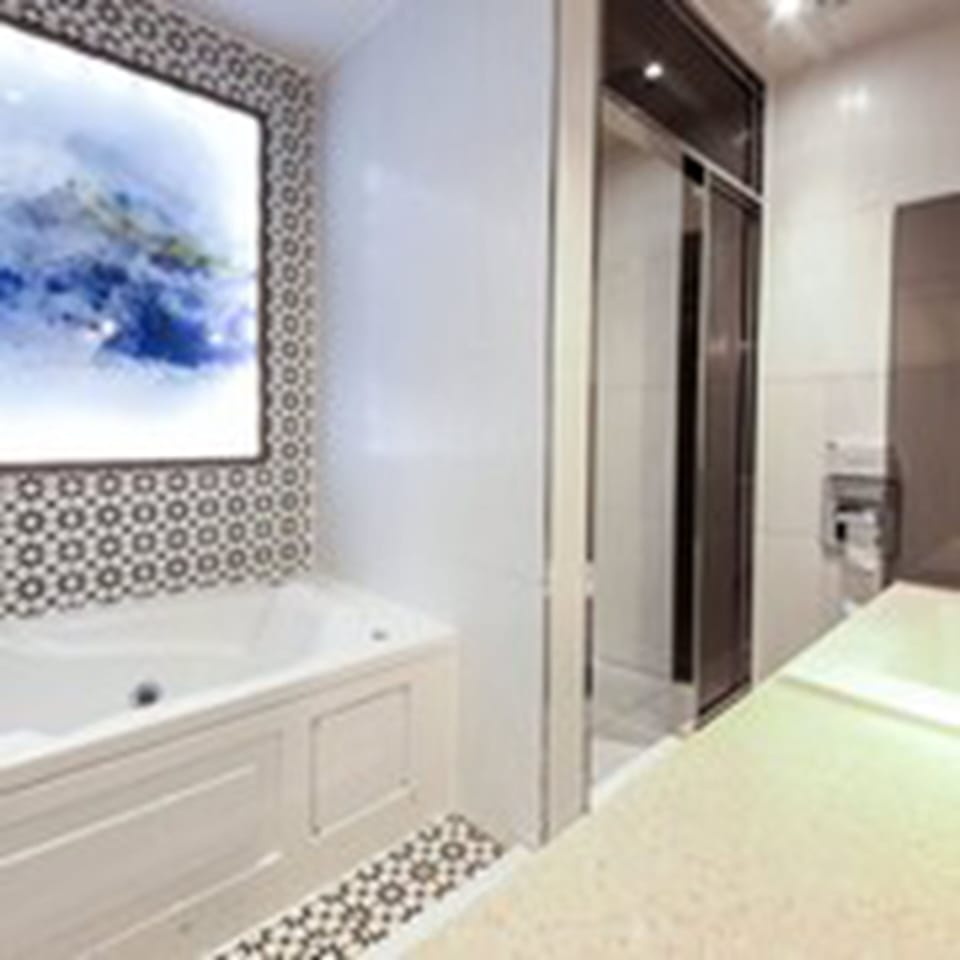 Standard Double Room | Bathroom | Separate tub and shower, deep soaking tub, free toiletries, hair dryer