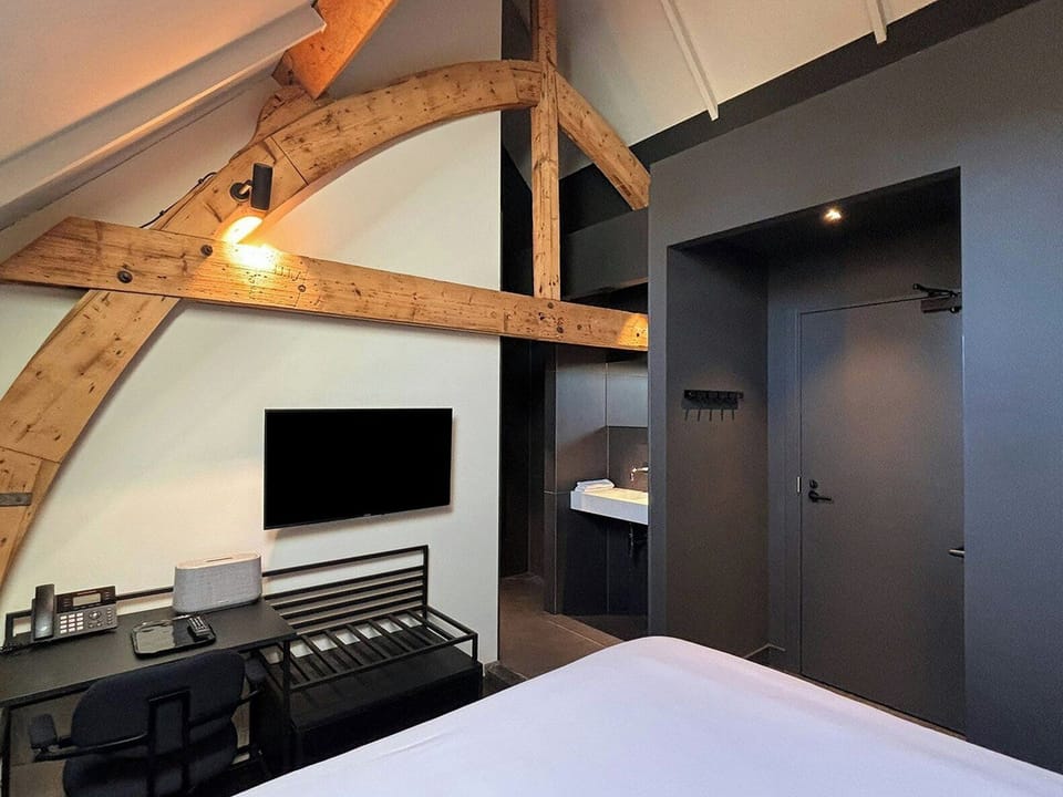 Premium bedding, in-room safe, individually decorated