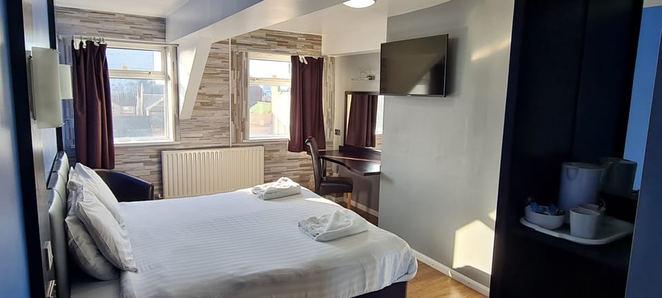 Junior Suite, 1 Bedroom, Ensuite | Desk, laptop workspace, iron/ironing board, free WiFi