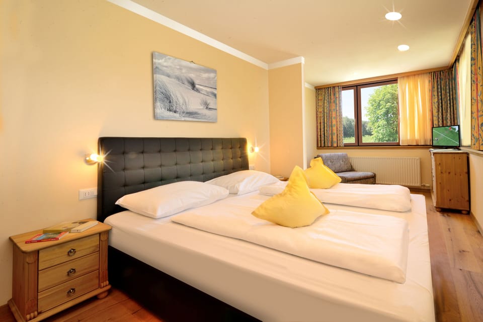 Superior Double Room | 1 bedroom, in-room safe, desk, blackout drapes