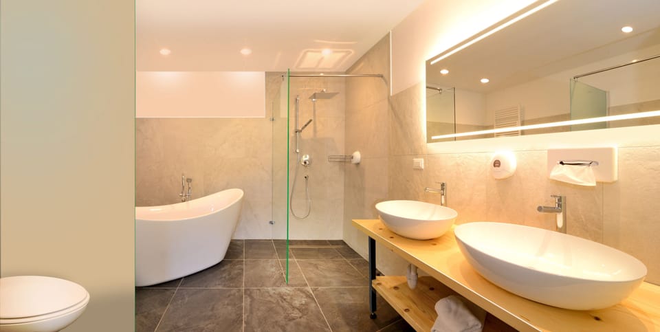 Superior Double Room | Bathroom | Shower, hair dryer, towels