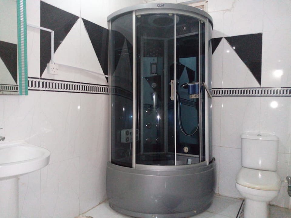 Suite (D'luxx) | Bathroom | Separate tub and shower, free toiletries, towels
