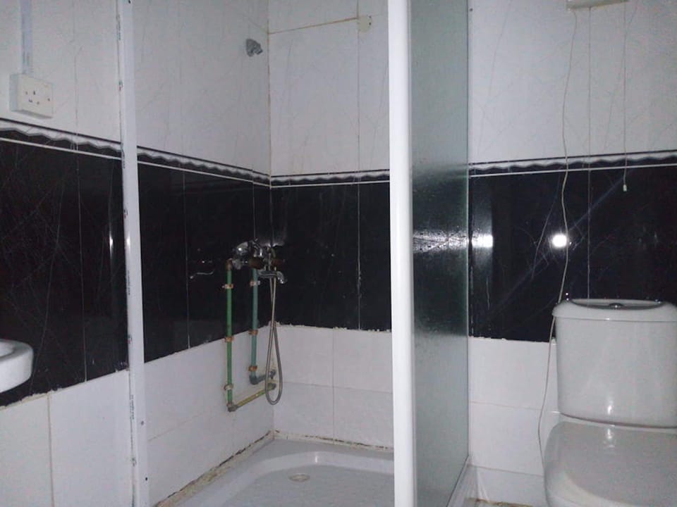 Separate tub and shower, free toiletries, towels
