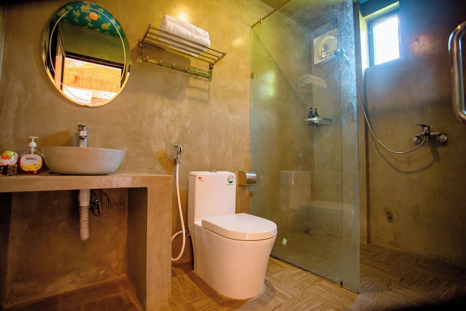 Shower, rainfall showerhead, free toiletries, hair dryer