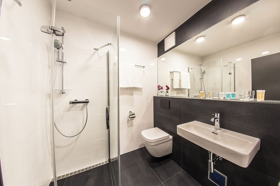 Superior Double Room | Bathroom | Shower, rainfall showerhead, free toiletries, hair dryer