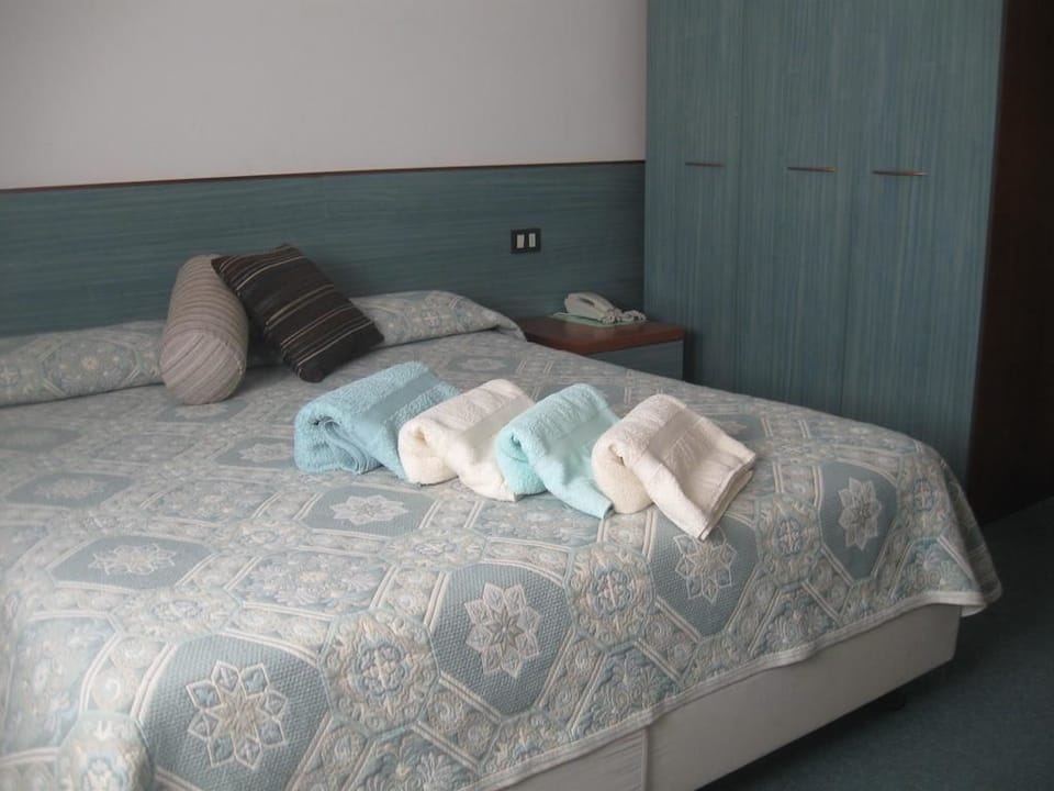 Double Room, 1 Queen Bed, Non Smoking, Hot Tub | Desk, free WiFi, bed sheets