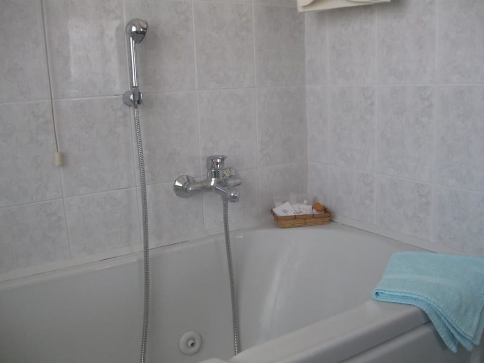 Double Room, 1 Queen Bed, Non Smoking, Hot Tub | Bathroom | Free toiletries, hair dryer, bidet, towels