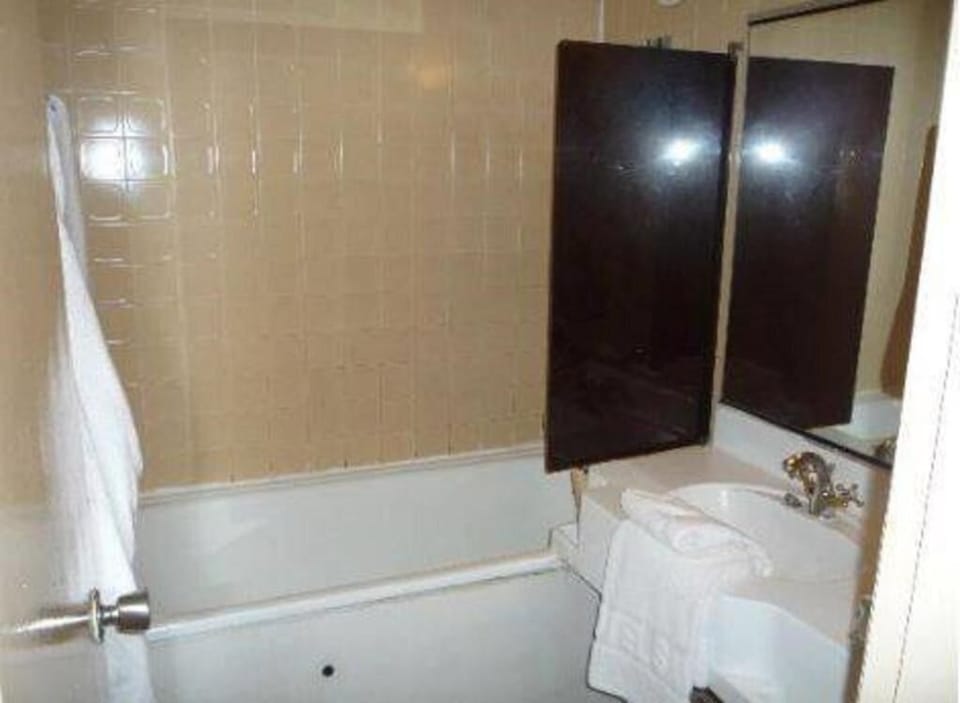 Senior Suite | Bathroom | Bathtub, free toiletries, hair dryer, towels