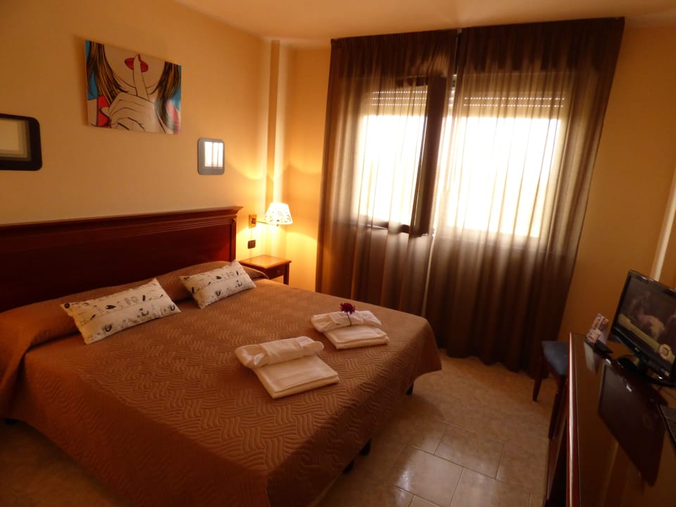 Minibar, desk, soundproofing, iron/ironing board