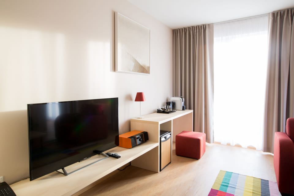 Suite | In-room safe, desk, iron/ironing board, free cribs/infant beds