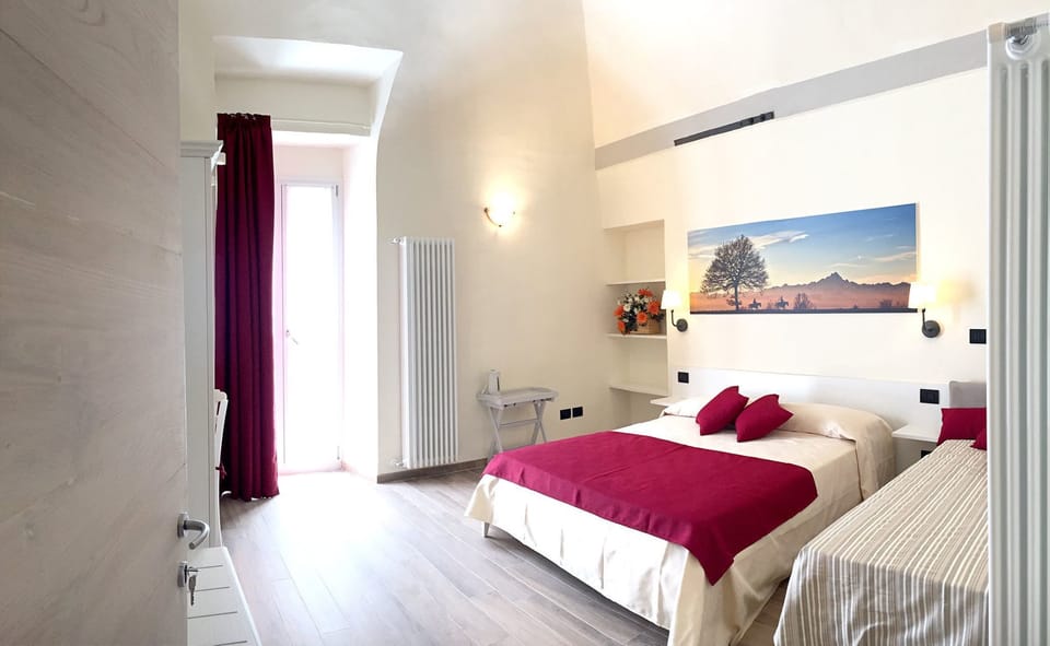 Deluxe Room | Individually decorated, individually furnished, blackout drapes