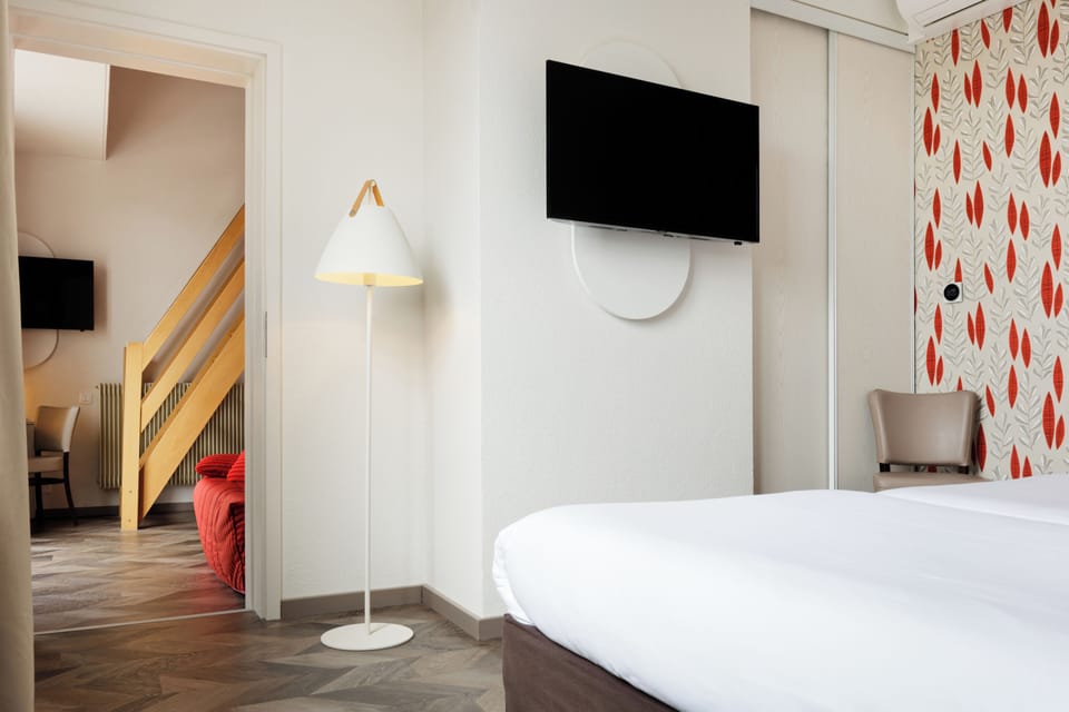 Family Suite | In-room safe, desk, blackout drapes, soundproofing