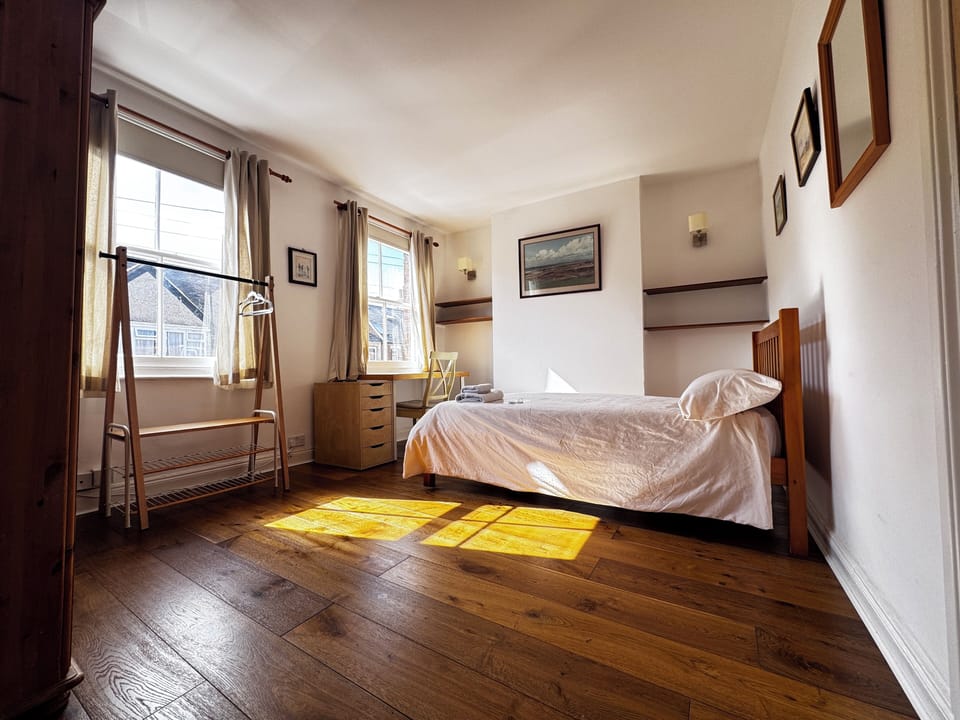 Large Single Room | Blackout drapes, iron/ironing board, free WiFi, bed sheets