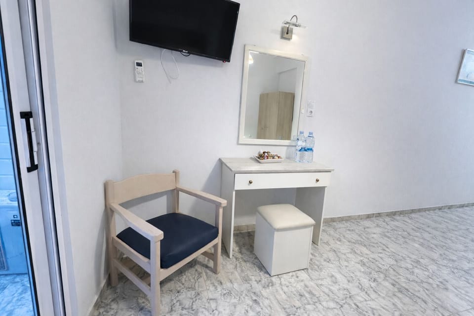 Double Room Mountain View | Minibar, in-room safe, desk, laptop workspace