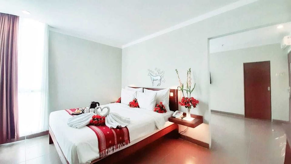 Deluxe Double Room | In-room safe, desk, blackout drapes, WiFi (free)