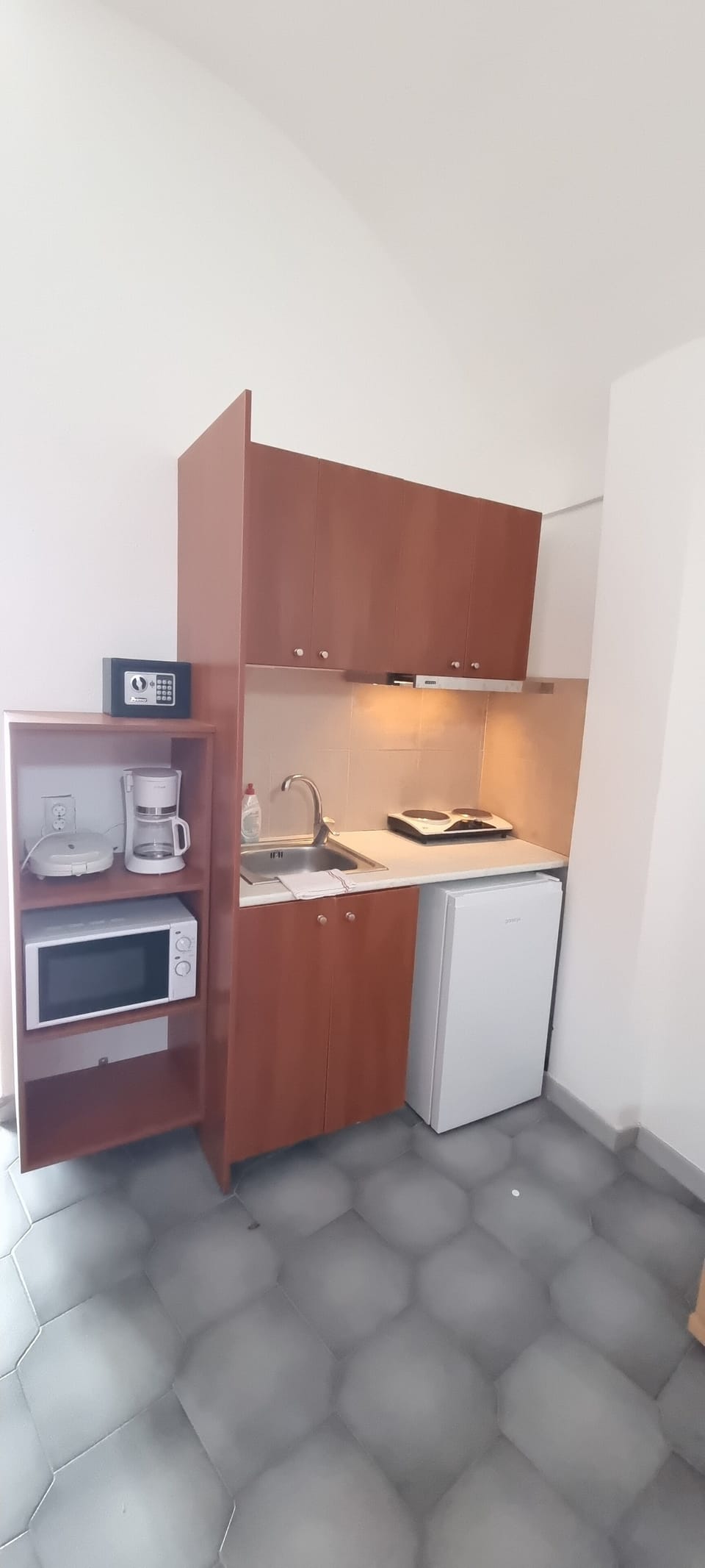 Fridge, microwave, stovetop, coffee/tea maker