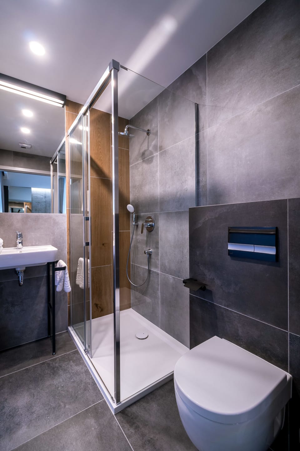 Design Twin Room, 2 Twin Beds, Non Smoking | Bathroom | Shower, rainfall showerhead, hair dryer, towels