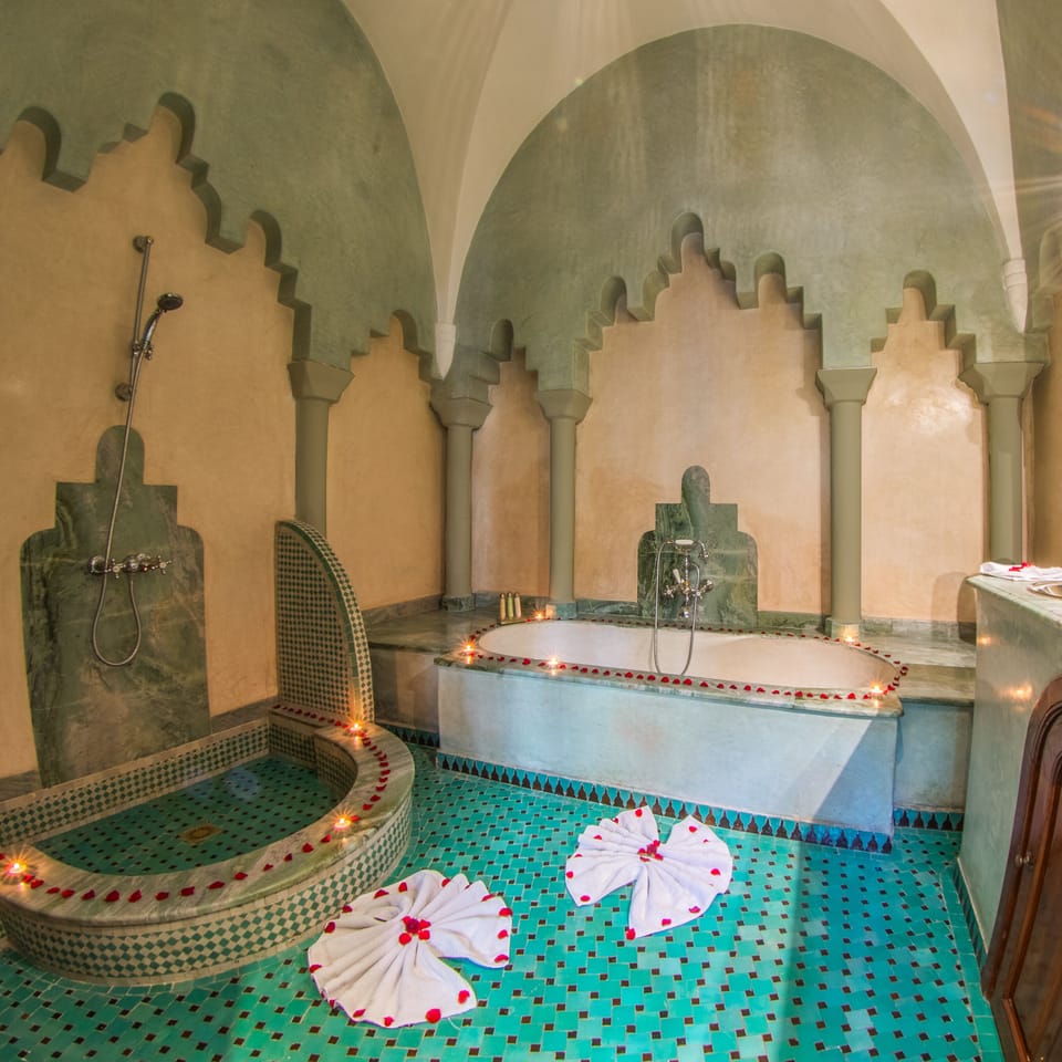 Deluxe Suite, 1 Queen Bed, Patio, Courtyard View | Bathroom | Separate tub and shower, rainfall showerhead, designer toiletries