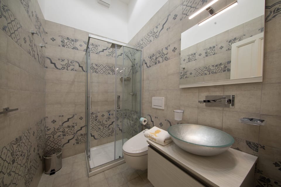 Shower, rainfall showerhead, free toiletries, hair dryer