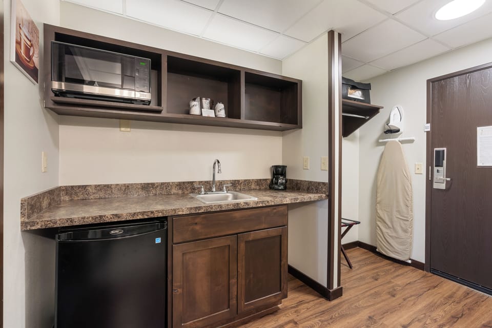 Junior Studio Suite | In-room safe, desk, iron/ironing board, WiFi (free)